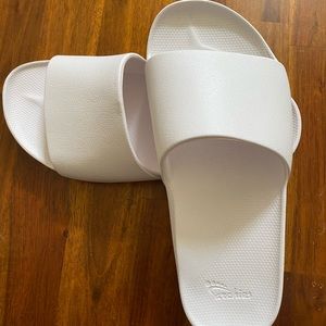 NWOT Archie’s Slides White size 9